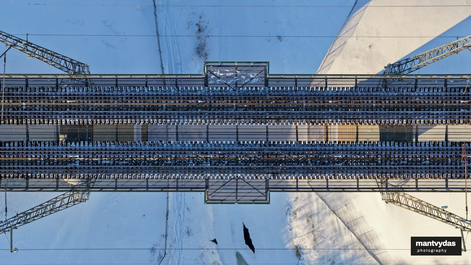 Railway bridge over the Vokė, winter afternoon