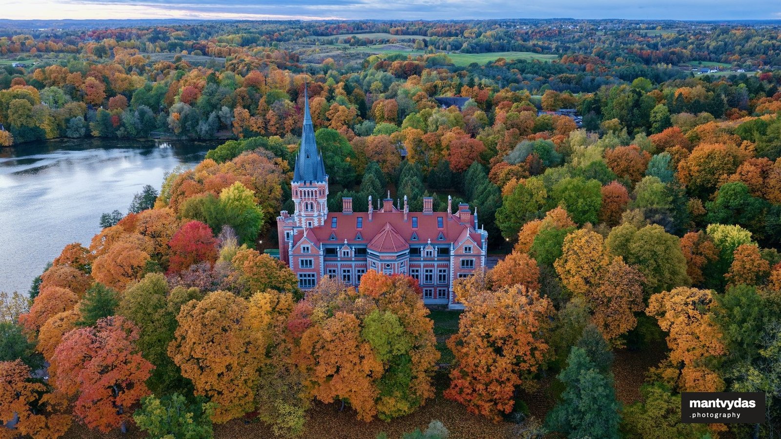 Lentvaris Manor, autumn sunset