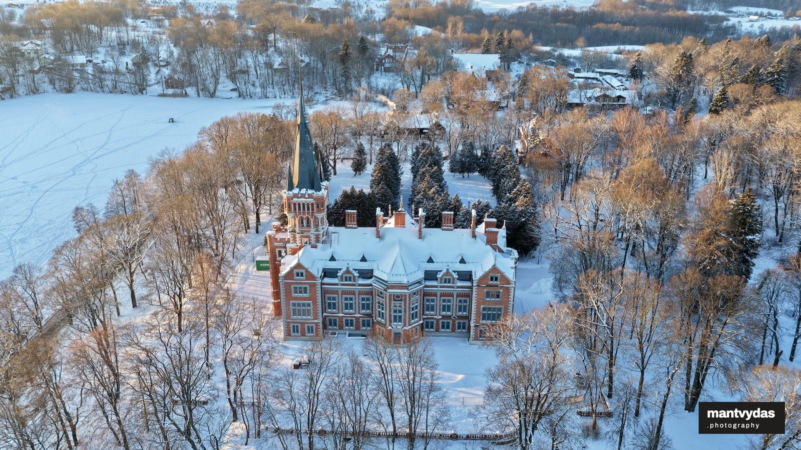 Lentvaris Manor, winter golden hour