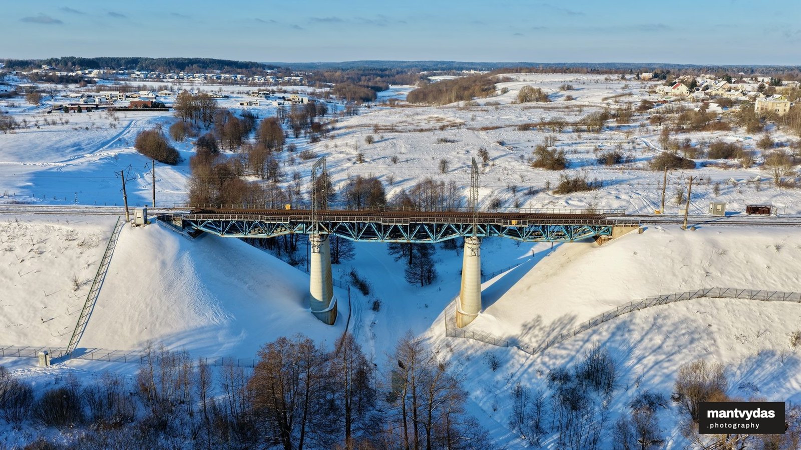 Bridge over the Vokė, winter afternoon